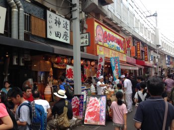 Marktfeeling auf der Ameya Yokocho Straße // Market feeling at the Ameya Yokocho street basic-2017-raijin