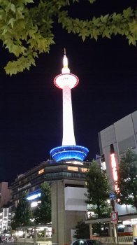 Kyoto Tower bei Nacht basic-october-2016