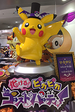 Auch Pikachu feiert Halloween und hat sich mit einem Zauberhut ausgestattet