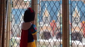 Schneewittchen Cosplayer im Cinderella Schloss