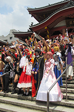 Cosplayer posieren für ein Gruppenfoto